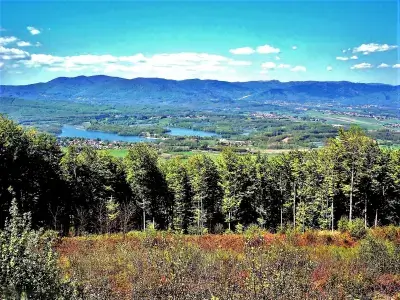Vue panoramique de Cravanche avec Belfort en arrière-plan