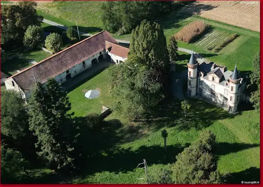 Village de Bazillac, coteaux vallonnés, Hautes-Pyrénées