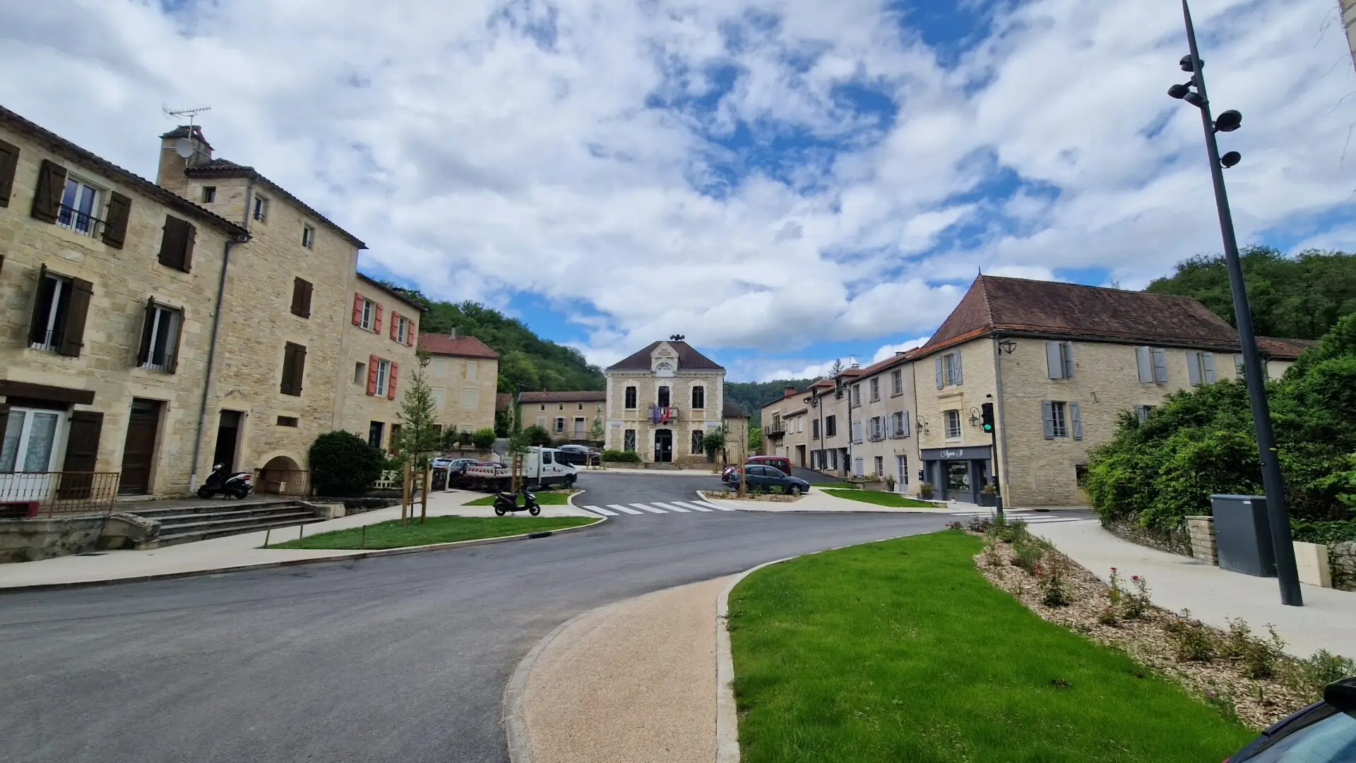 Bordères-sur-l'Échez traversée par l'Échez, commune périurbaine des Hautes-Pyrénées