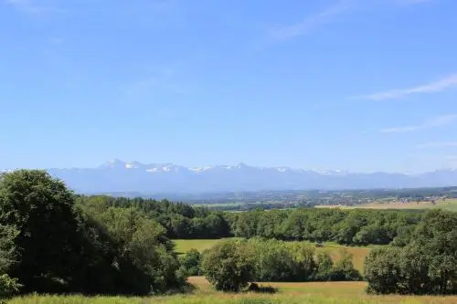 Village de Castelvieilh, coteaux et vues sur les Pyrénées, Hautes-Pyrénées