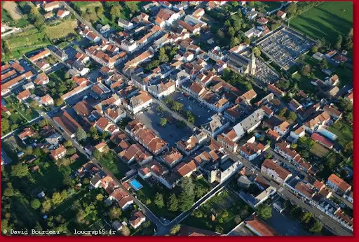 Place centrale de Tournay avec ses cornières, bastide médiévale des Hautes-Pyrénées